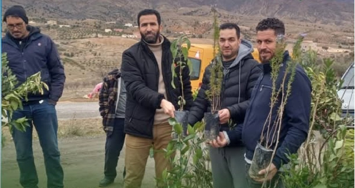 L'association Perma-Rif distribue des arbres et des plants fruitiers « Tizi Indra » dans les environs d'Abouqbaten.
